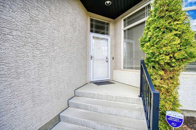 135 Everglade Way Sw, Home with 2 bedrooms, 2 bathrooms and 4 parking in Calgary AB | Image 3