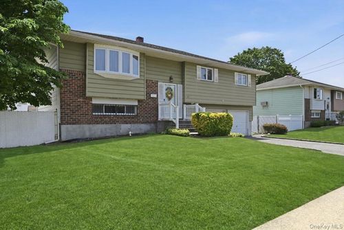 30 Oregon Street, Babylon, NY, 11729 | Card Image