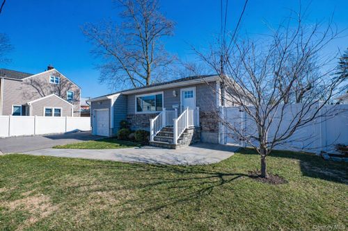 2002 City Ave, Merrick, NY, 11566-3801 | Card Image