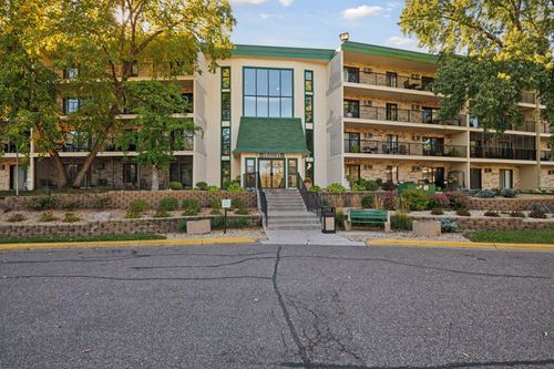 apt-414-10501 Cedar Lake Rd, Minnetonka, MN, 55305-3309 | Card Image