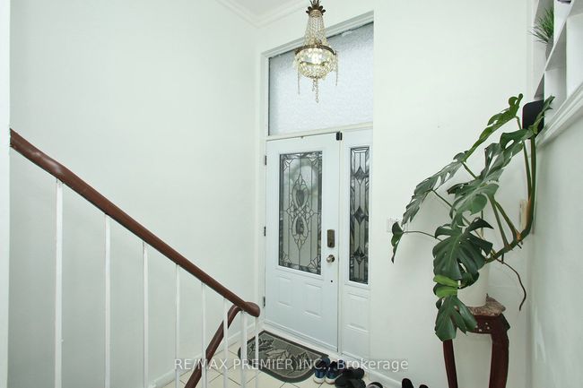 36 Newlin Cres, House attached with 5 bedrooms, 3 bathrooms and 4 parking in North York ON | Image 16