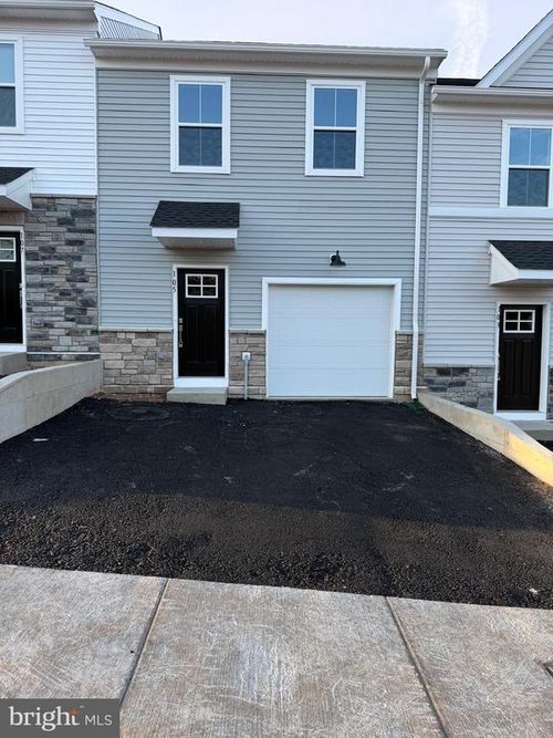105 Abramo Victor Dr, DOWNINGTOWN, PA, 19335-2887 | Card Image