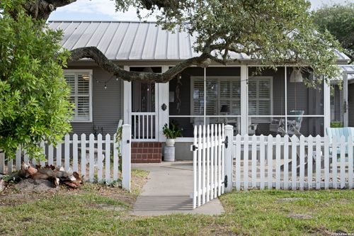 1302 E Cedar St, Rockport, TX, 78382-2940 | Card Image