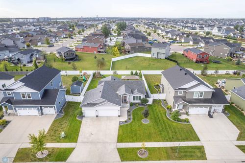713 23rd Ave W, West Fargo, ND, 58078-8424 | Card Image