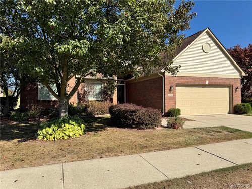61216 Wedgewood Dr, Washington Twp, MI, 48094-1577 | Card Image