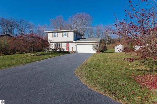 10555 Center Rd, Traverse City, MI, 49686-8424 | Card Image