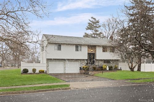 18 South Dr, Manhasset Hills, NY, 11040-2242 | Card Image