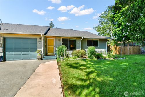 2-8223 47th Ave Ne, Marysville, WA, 98270-3414 | Card Image