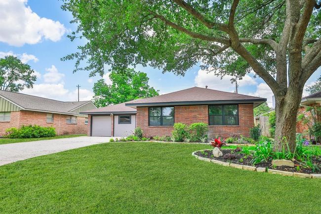 Check out your gorgeous front yard! *Digitally enhanced photo | Image 6