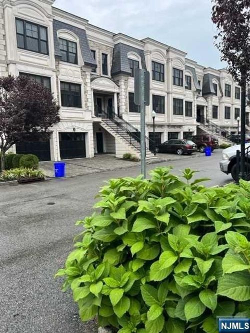 14 Marquis Ct, Edgewater, NJ, 07020-2900 | Card Image