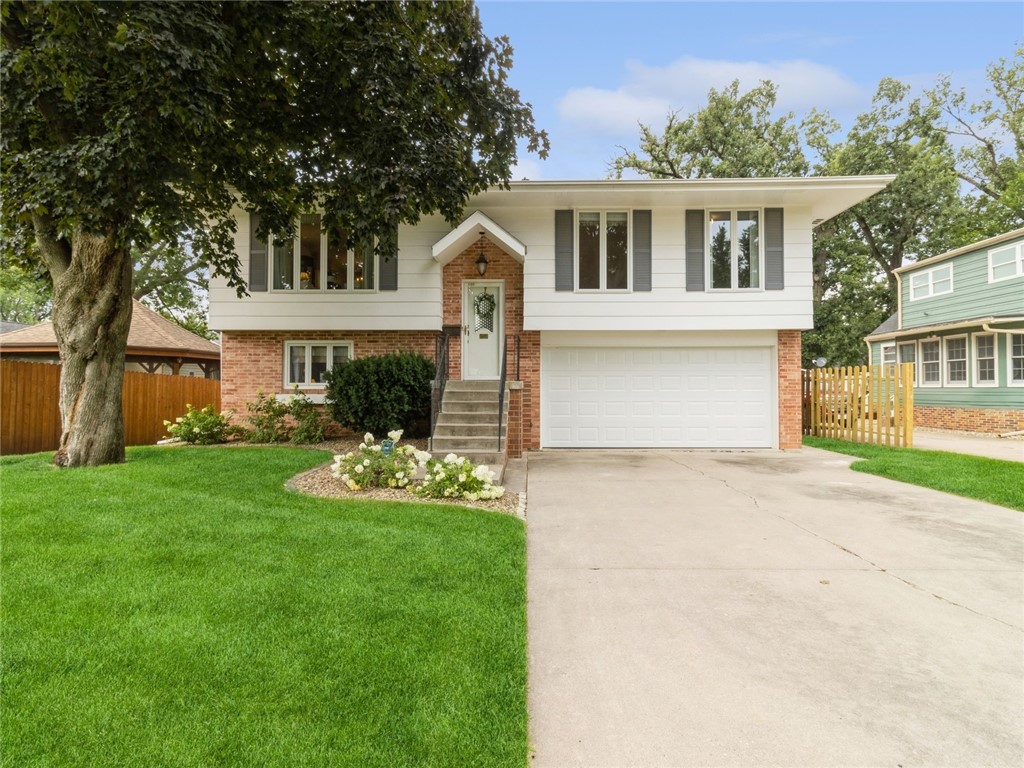 9th St, Newton, IA 50208