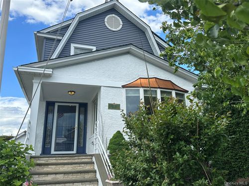 8 Hastings Rd, Island Park, NY, 11558-1402 | Card Image