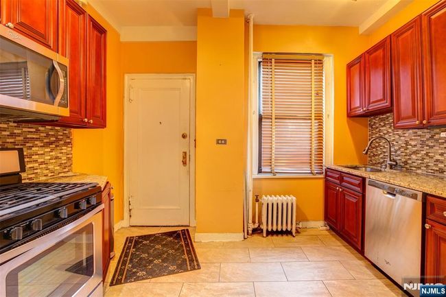 363-37 Mount Prospect, Condo with 3 bedrooms, 2 bathrooms and null parking in Newark NJ | Image 10
