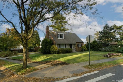 301 Park Ln, Little Neck, NY, 11363-1306 | Card Image