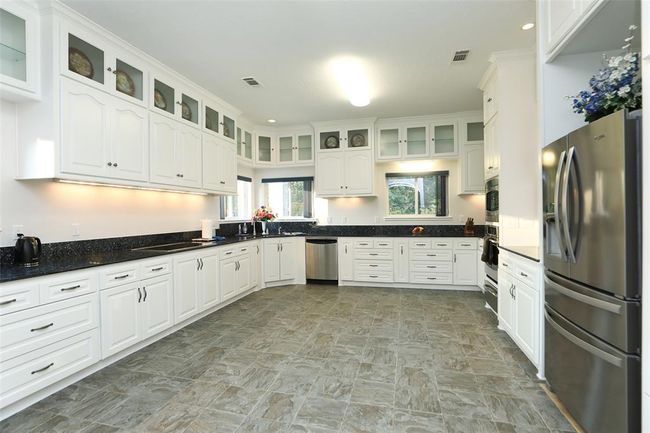 Huge luxury kitchen will be a cook's dream! Stainless steel appliances, Norwegian granite counters and plenty of custom kitchen cabinets for ALL your storage! | Image 18