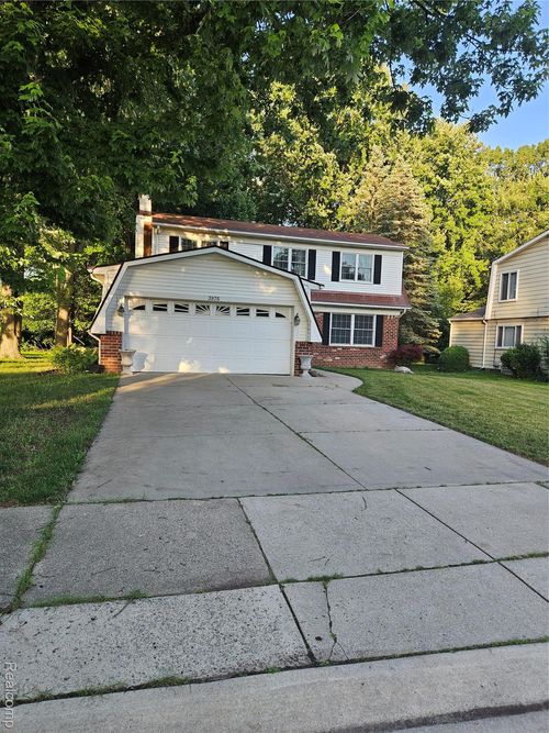 3976 Bristol Dr, Troy, MI, 48083-5107 | Card Image