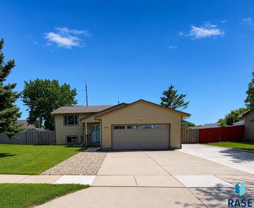 5519 W Dardanella Rd, Sioux Falls, SD, 57106-3410 | Card Image