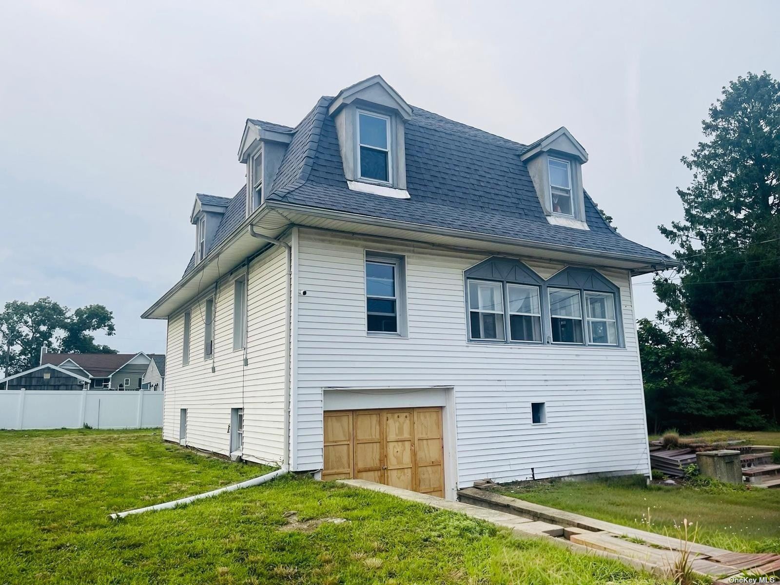 Gladys St, Lindenhurst, NY 11757