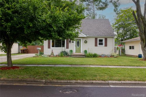 1118 Pine St, Grand Ledge, MI, 48837-2121 | Card Image