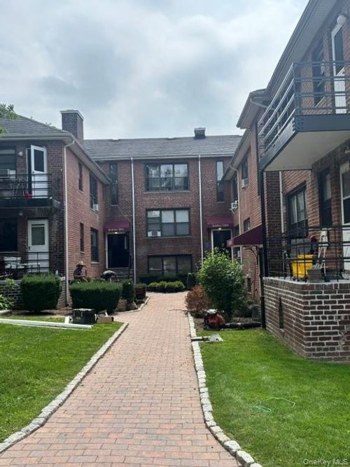 33 Van Wart Ave, White Plains, NY, 10606-3200 | Card Image