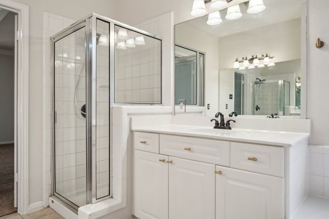 Primary Bathroom | Image 15