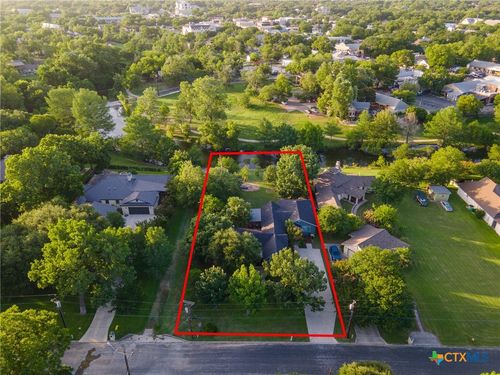 136 W Evergreen St, Boerne, TX, 78006-2606 | Card Image