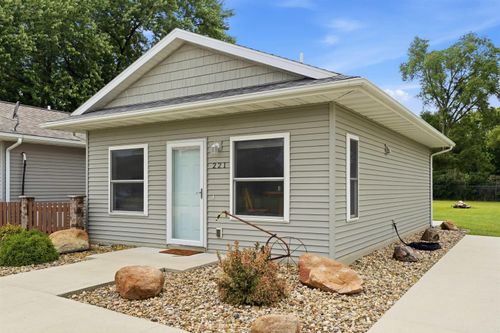 221 Collins Ave, Evansdale, IA, 50707-1621 | Card Image