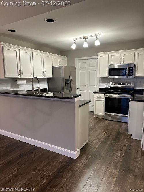 14377 Moravian Manor Cir, Sterling Heights, MI, 48312-7101 | Card Image
