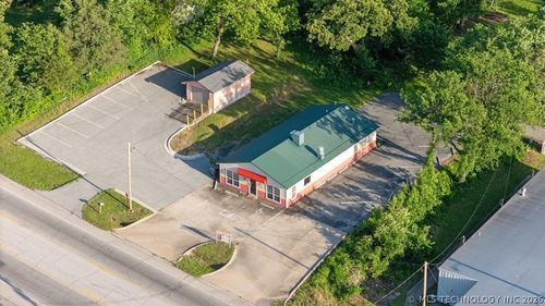 310 E 3rd St, Grove, OK, 74344 | Card Image