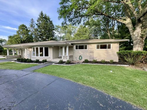 17 Avonwood Blvd, Rochester Hills, MI, 48309-2047 | Card Image