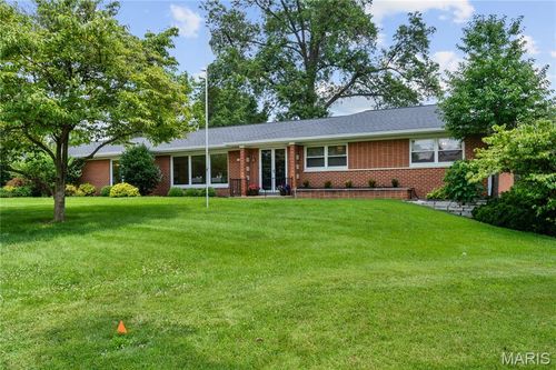 2 Ridgegate Dr, Olivette, MO, 63132-4117 | Card Image