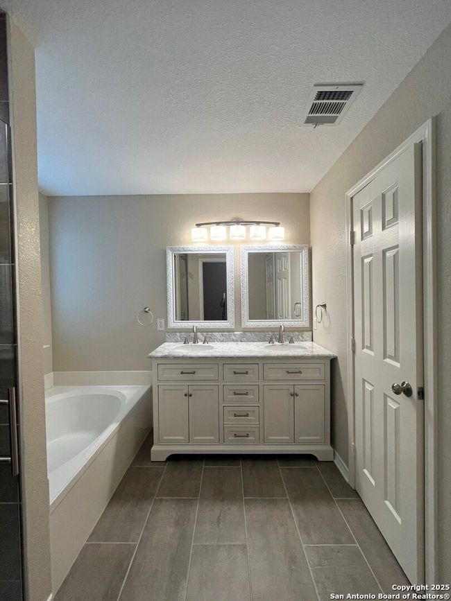 2208 Stonecrest Path, House other with 4 bedrooms, 2 bathrooms and null parking in New Braunfels TX | Image 13