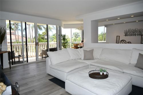 303-1000 E Island Blvd, Aventura, FL, 33160-4954 | Card Image