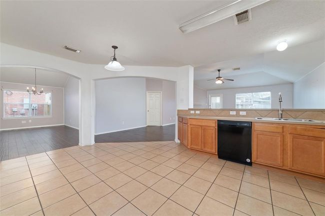 2611 Floral Bloom Way, House other with 3 bedrooms, 2 bathrooms and 2 parking in Fresno TX | Image 5