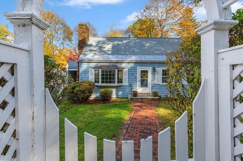 102 Hillcrest Pkwy, Winchester, MA, 01890-1449 | Card Image