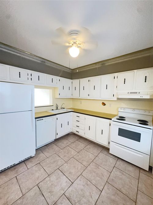 apt-206-4270 Nw 40th St, LAUDERDALE LAKES, FL, 33319-4836 | Card Image