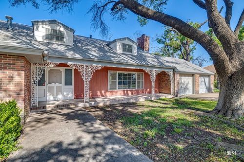 906 Ave J, Ozona, TX, 76943-2120 | Card Image