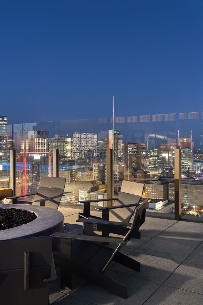 Level 29 | Pool Deck | Image 30