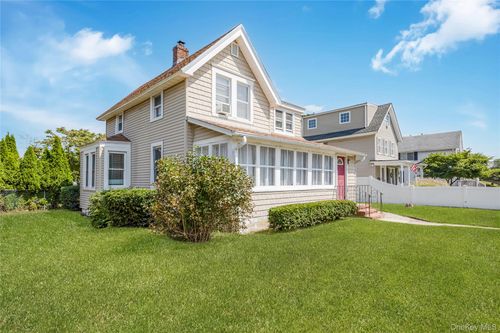 25 1st St, Islip, NY, 11751-4305 | Card Image