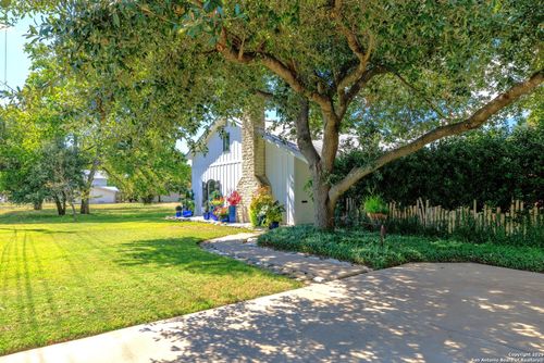 904 N Lincoln St, Fredericksburg, TX, 78624-3970 | Card Image