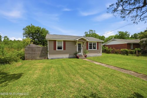 415 Wainwright St, Waveland, MS, 39576-2530 | Card Image