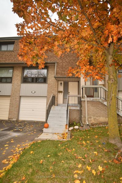 115 Ashton Cres, Condo with 3 bedrooms, 2 bathrooms and 2 parking in Brampton ON | Image 1