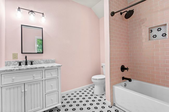A large and spacious bathroom | Image 32