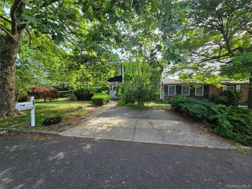 55 Riverview Ct, Oakdale, NY, 11769-2309 | Card Image
