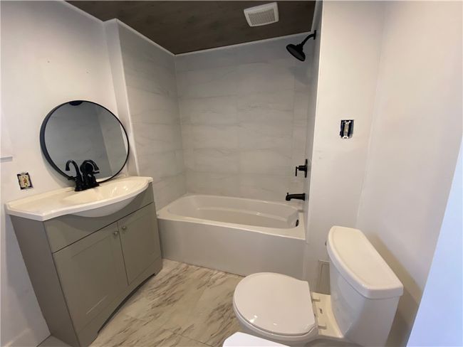 Spacious bath w/tub shower combo | Image 16