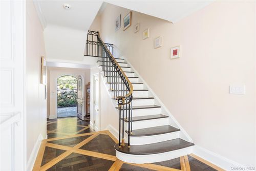 312 Feeks Ln, Locust Valley, NY, 11560-2046 | Card Image