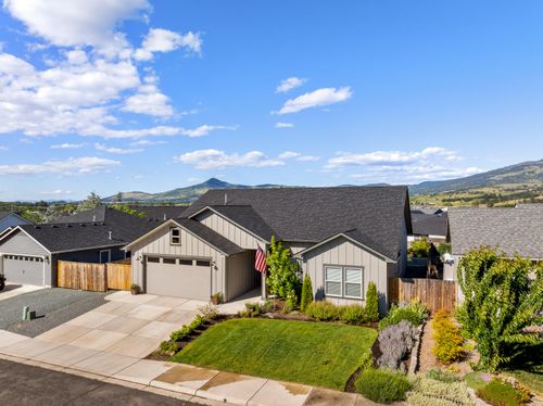 1004 Arana Dr, Phoenix, OR, 97535-9700 | Card Image
