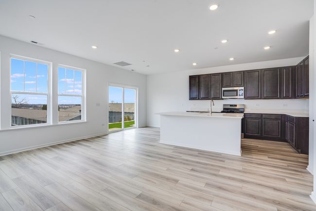 694 Cassia Ct, Townhouse with 3 bedrooms, 3 bathrooms and 2 parking in Crystal Lake IL | Image 5