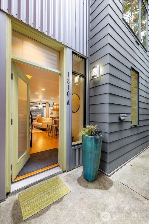 a-1810 11th Ave, Seattle, WA, 98122-2421 | Card Image