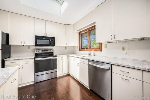 60610 Sue St, South Lyon, MI, 48178-1626 | Card Image